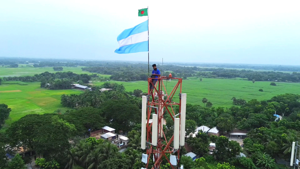 দুইশ ফুট উঁচু টাওয়ারে উঠে আর্জেন্টিনার পতাকা টাঙালেন ভক্ত!