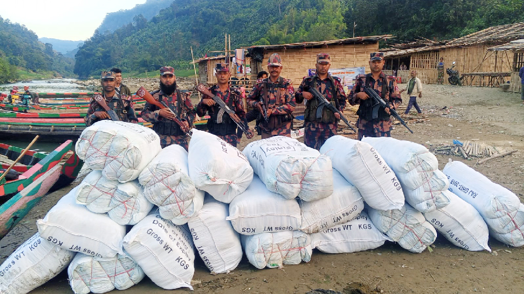 আরাকান আর্মিদের জন্য নেওয়া হচ্ছিল ১৫০০ মশারি, আটক ৫
