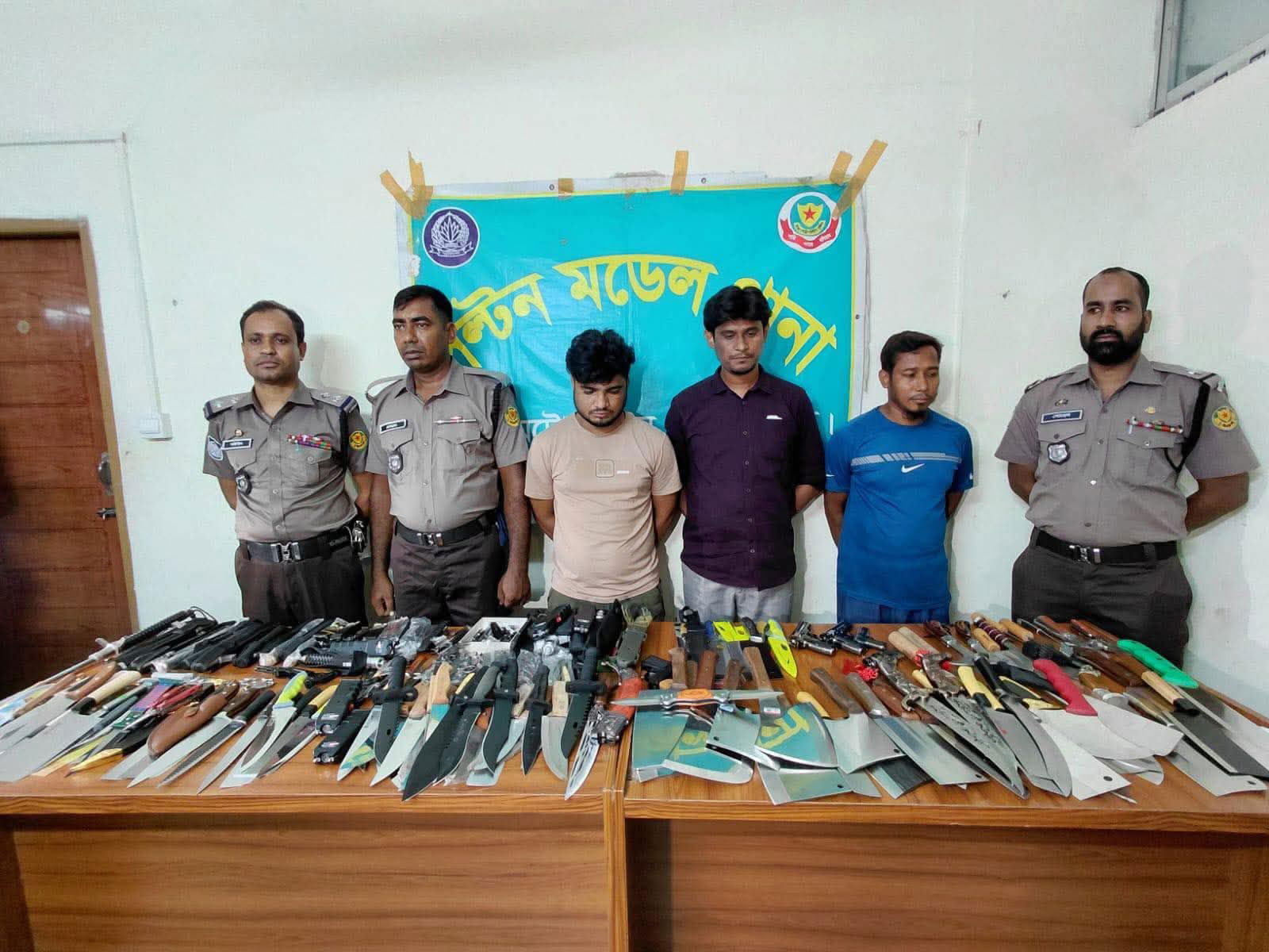 বায়তুল মোকাররমে অভিযান: ৪৬৪ ধারালো অস্ত্র উদ্ধার, গ্রেপ্তার ৩