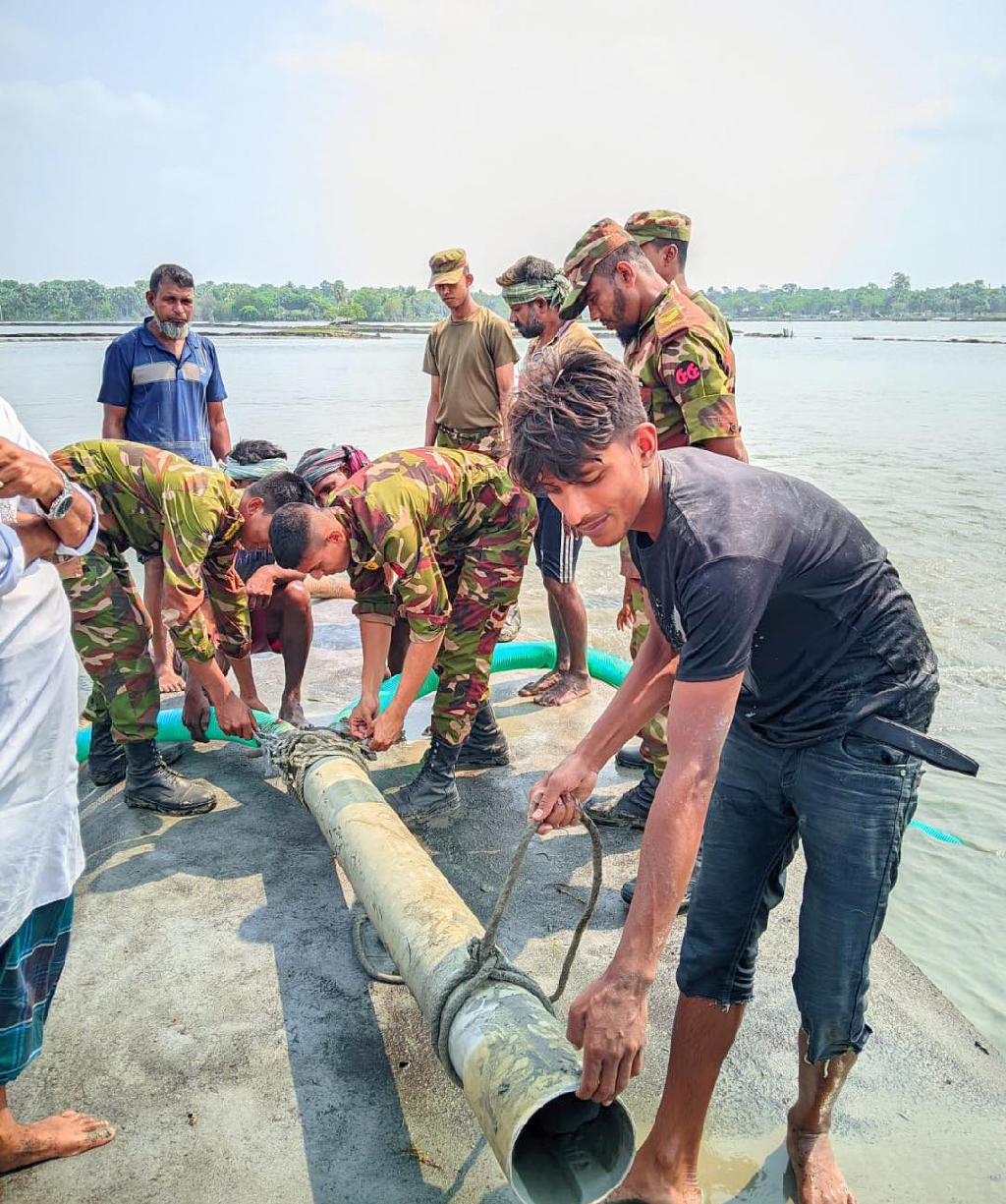 দুর্যোগ মোকাবিলায় কাজ করছে বাংলাদেশ সেনাবাহিনী। ছবি: সেনাবাহিনীর ফেসবুক পেজ