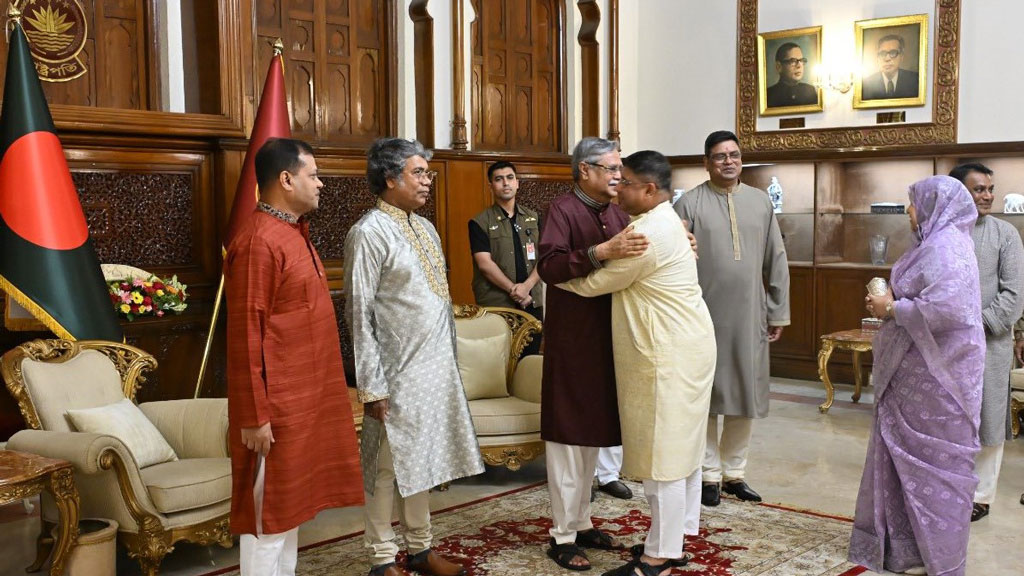 রাষ্ট্রপতির সঙ্গে সেনাপ্রধানের সস্ত্রীক ঈদ শুভেচ্ছা বিনিময়