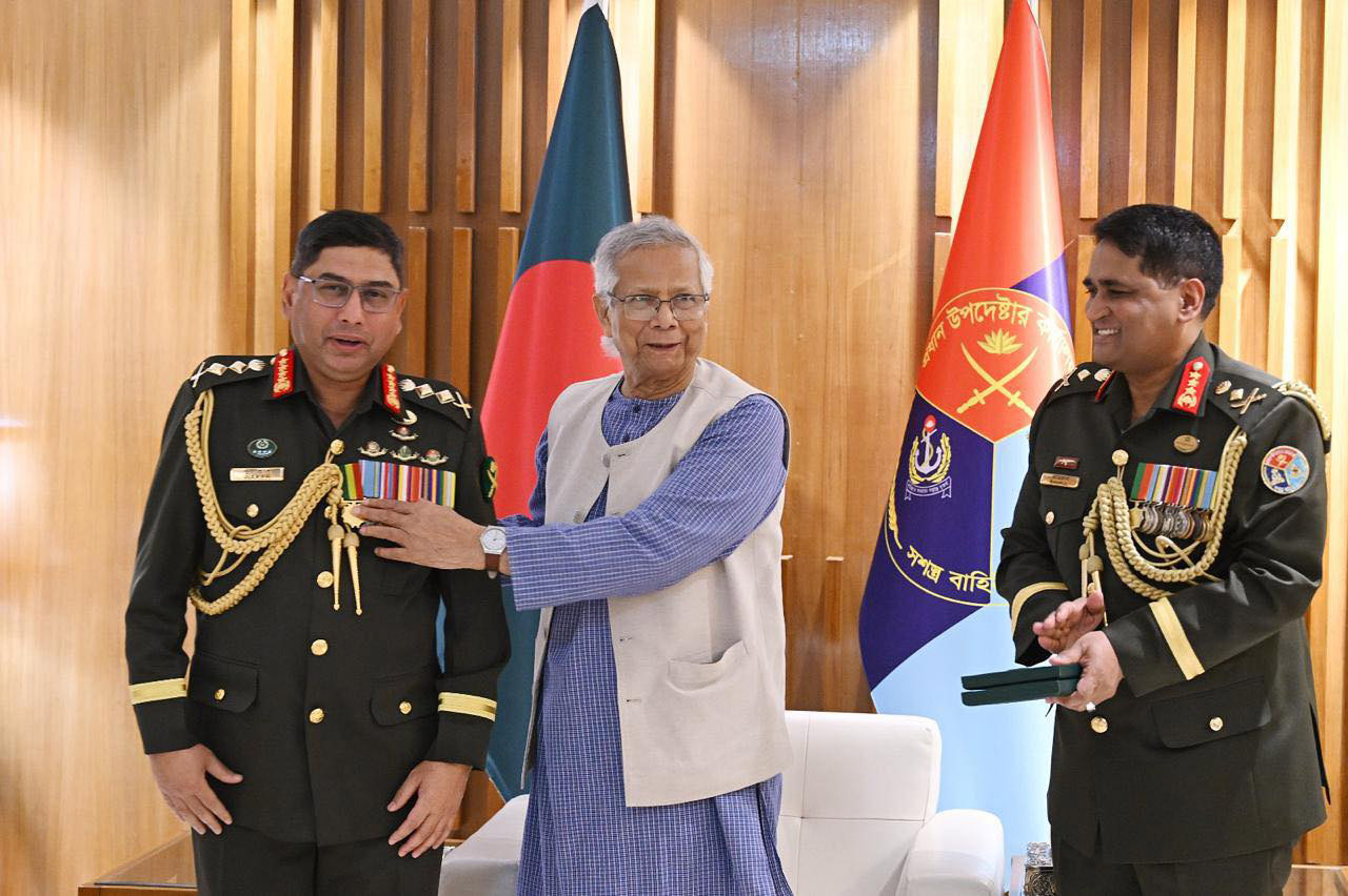 সেনাপ্রধানকে ‘সেনাবাহিনী পদক’ দিলেন প্রধান উপদেষ্টা