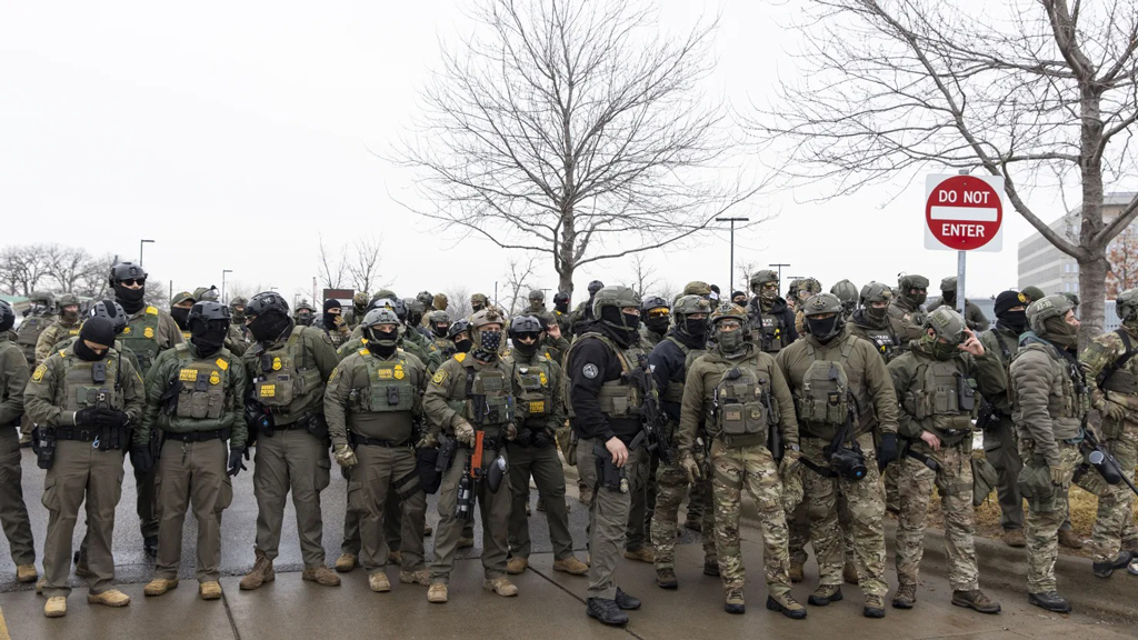 বিক্ষোভে উত্তাল মিনেসোটা: আলাস্কা থেকে ১৫০০ সেনা পাঠানোর প্রস্তুতি পেন্টাগনের