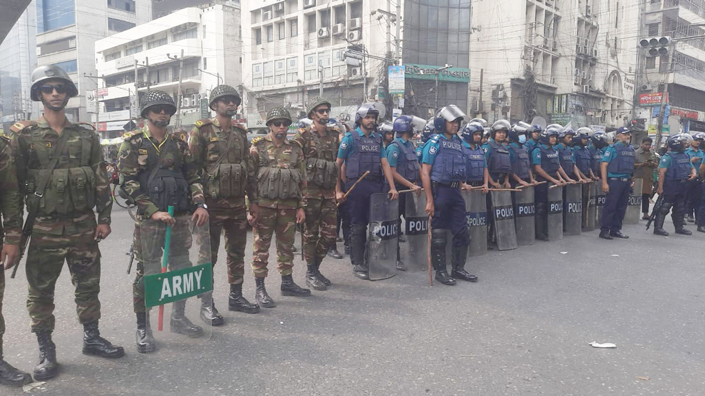 বায়তুল মোকাররমসহ রাজধানীজুড়ে যৌথ বাহিনীর সতর্ক অবস্থান