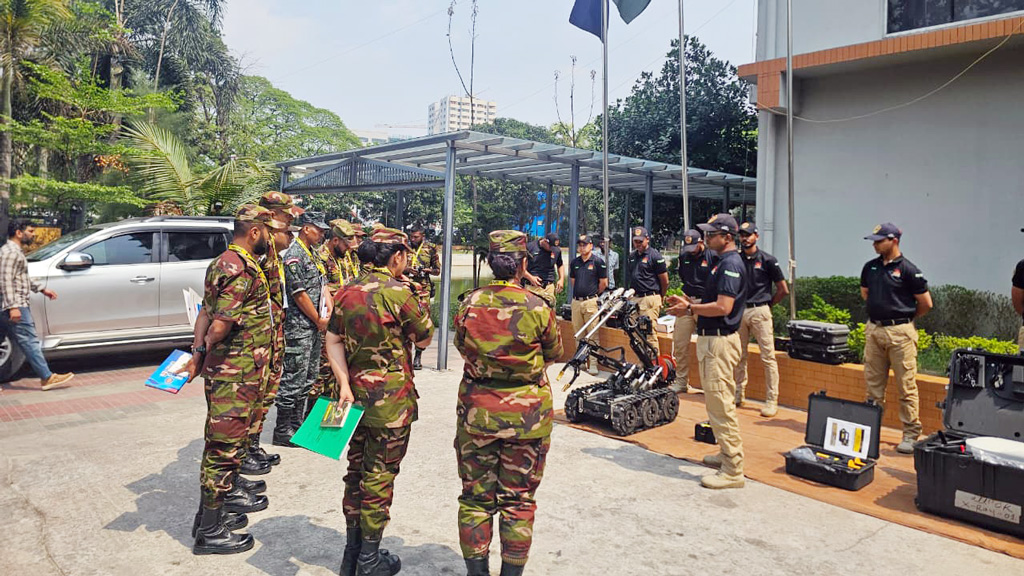 ডিএমপির বোম ডিসপোজাল ইউনিট পরিদর্শনে সেনাবাহিনীর প্রশিক্ষণ দল