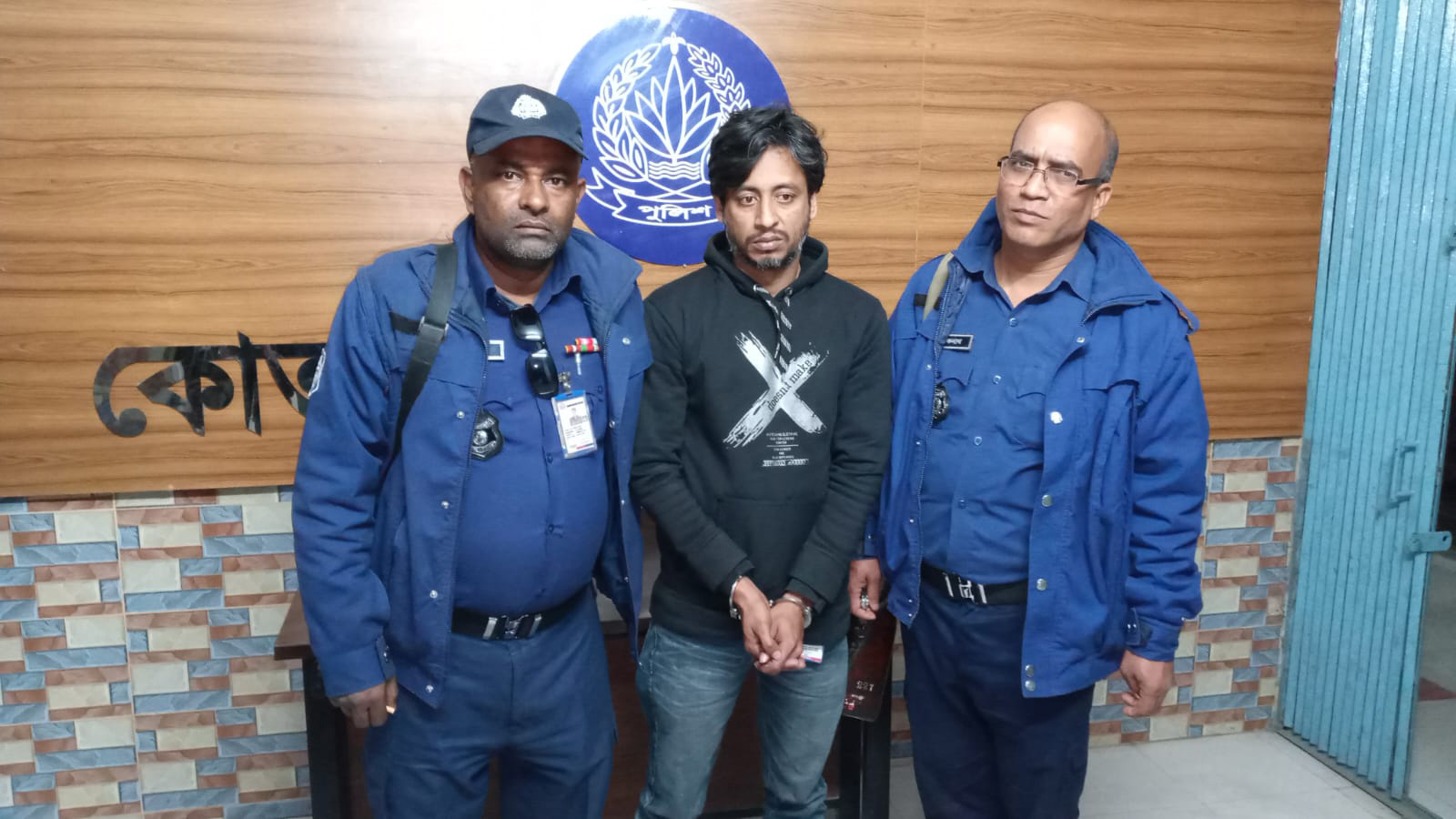 চাঁদাবাজি করতে গিয়ে হাতেনাতে আটক