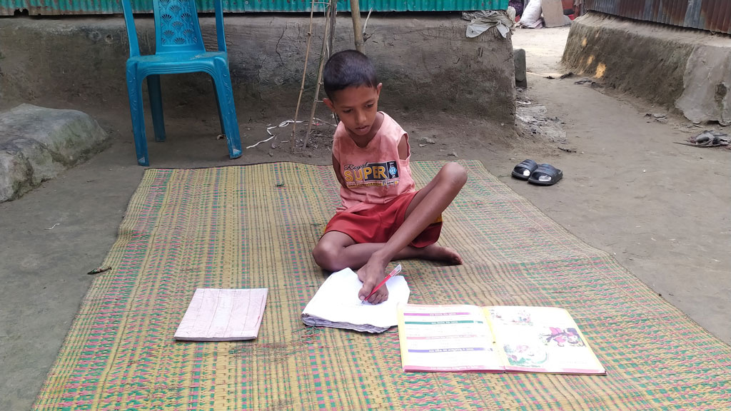 পা দিয়ে লিখেই পড়ালেখা চালিয়ে যেতে চায় আরশাদুল, অর্থের অভাবে যেতে পারছে না স্কুলে