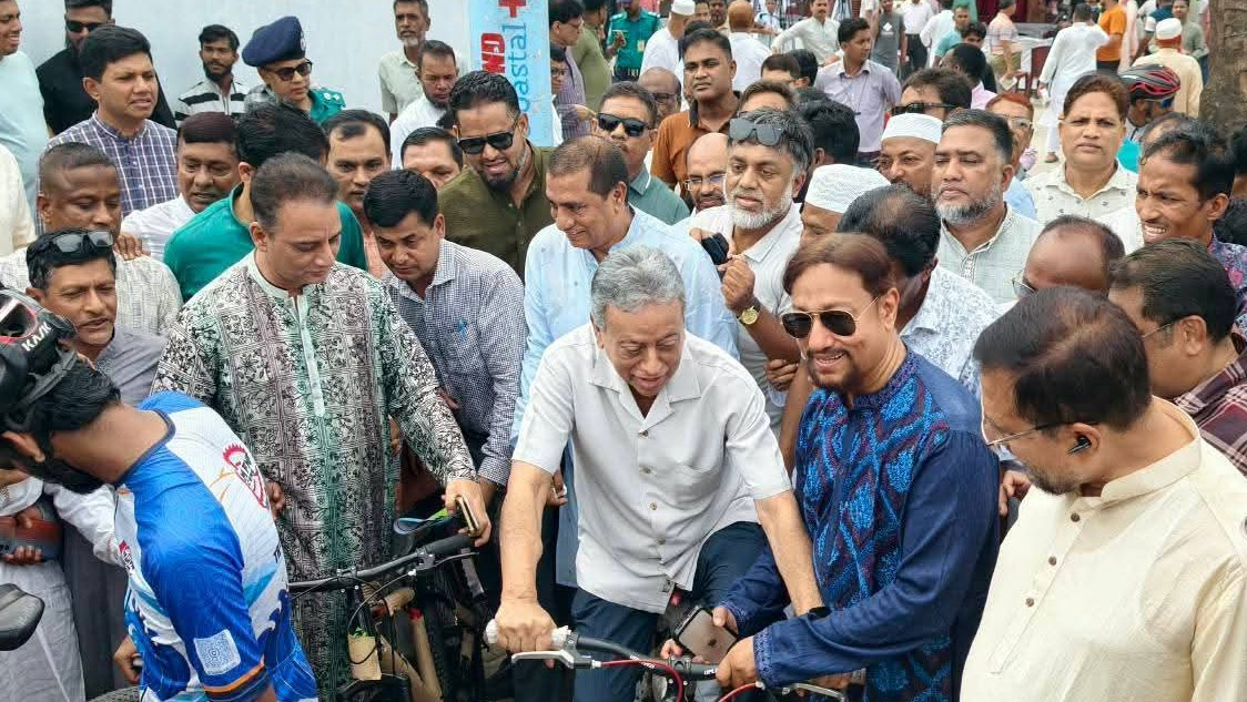 সাইকেল চালিয়ে চট্টগ্রামে দেশের প্রথম সাইকেল ট্র্যাক উদ্বোধন করলেন অর্থমন্ত্রী