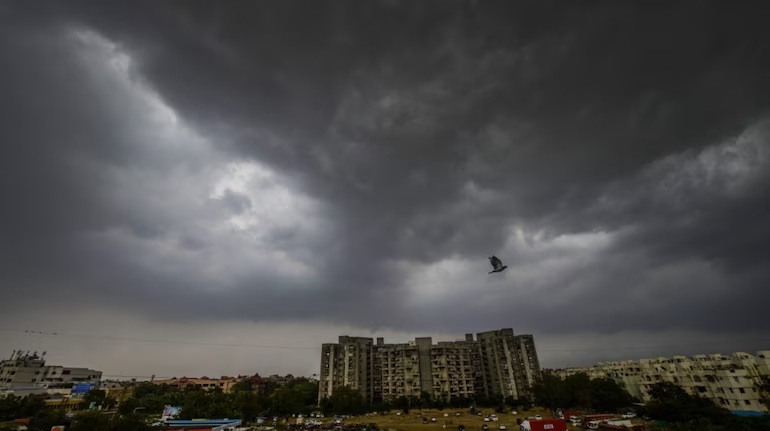 বায়ুদূষণ সামলাতে এবার কৃত্রিম বৃষ্টি নামাবে ভারত