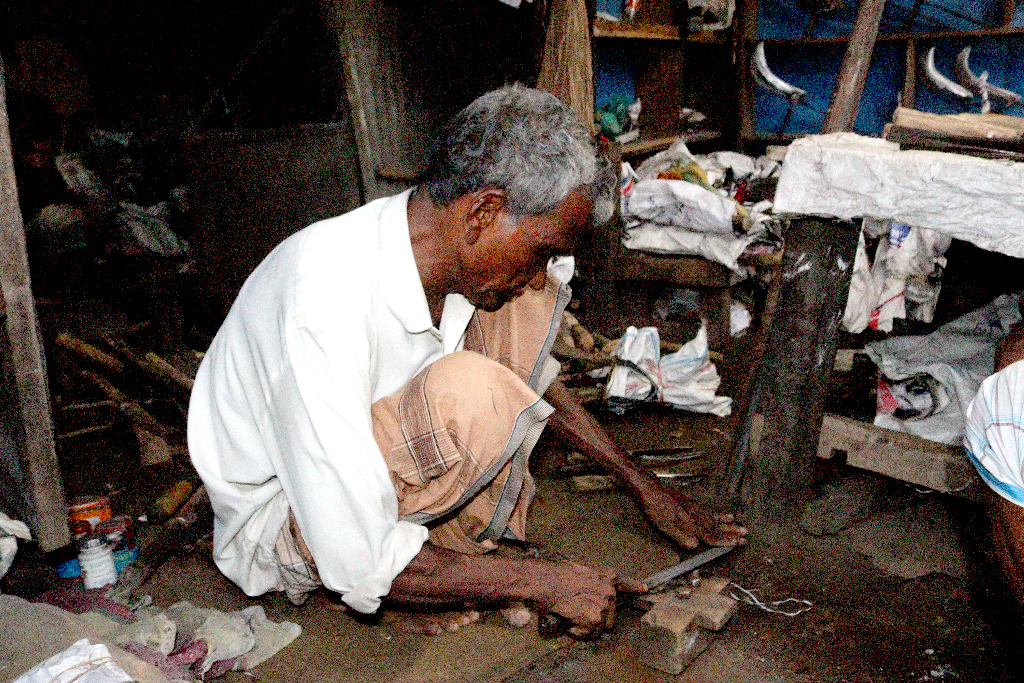 আগুন-লোহার জীবনে ৫৫ বছর, এখনো থামেননি অরুণ কর্মকার