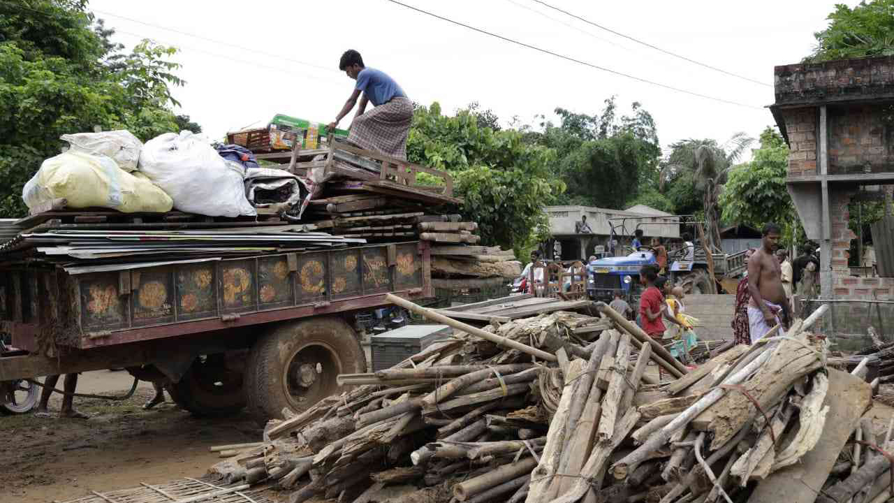 আদানির বিদ্যুৎকেন্দ্র নির্মাণে ১৪০০ বাংলাভাষী মুসলিম পরিবারের বাড়ি ভেঙে দিল আসাম সরকার