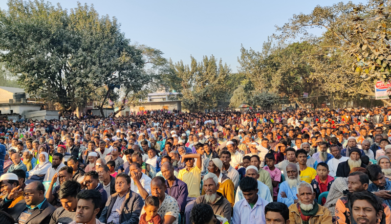 পাকেরহাট গ্রোয়ার্স মার্কেট মাঠে গণসংবর্ধনা অনুষ্ঠান। ছবি: আজকের পত্রিকা