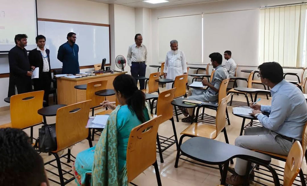 ভর্তি পরীক্ষায় অংশ নেন উপদেষ্টা আসিফ মাহমুদ। ছবি: ফেসবুক