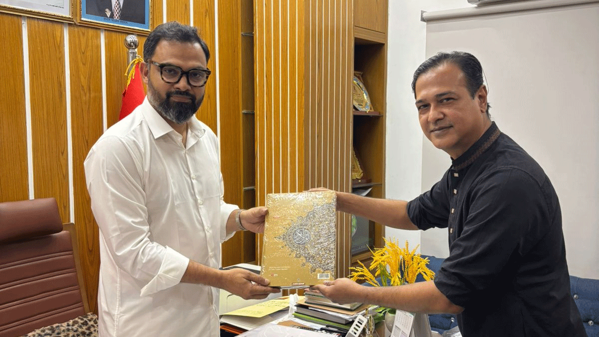 ক্রীড়া প্রতিমন্ত্রীকে পবিত্র কোরআন উপহার আসিফের