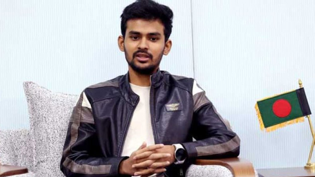 উপদেষ্টা আসিফ মাহমুদের অস্ত্র ও লাইসেন্স নিয়ে বিতর্ক