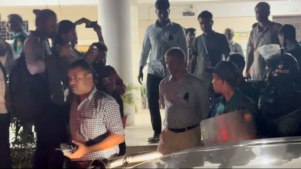 ৯ ঘণ্টা অবরুদ্ধ থাকার পর সেনা-র‍্যাব-পুলিশের পাহারায় মাইলস্টোন ছাড়লেন দুই উপদেষ্টা