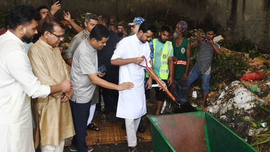 বেলচা হাতে কোরবানির পশুর বর্জ্য সরালেন আসিফ মাহমুদ