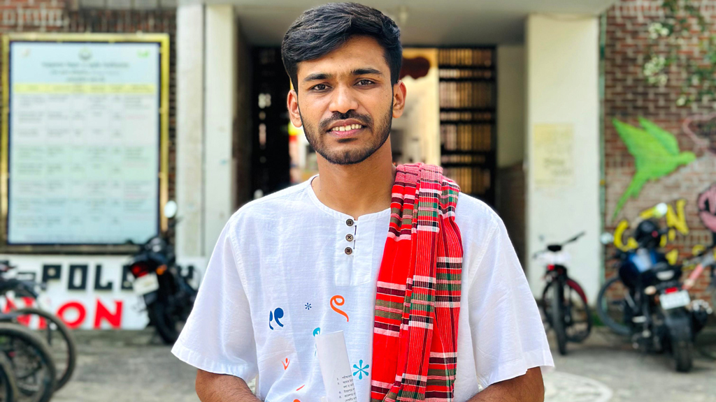 লুঙ্গি পরে, কাঁধে গামছা নিয়ে ভাইভা বোর্ডে শাবি শিক্ষার্থী