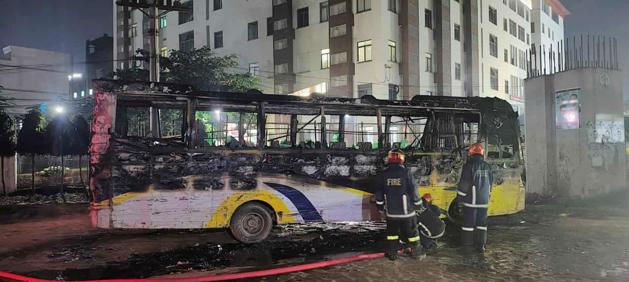 আশুলিয়ায় সড়কের পাশে পার্কিং করা বাসে আগুন