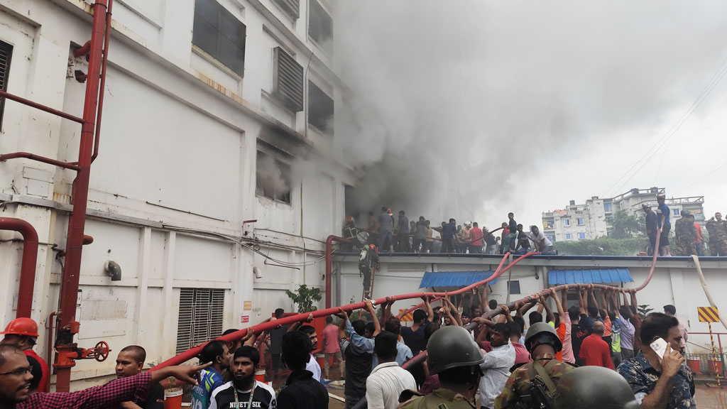 আশুলিয়ার পোশাক কারখানার আগুন ৪ ঘণ্টা পর নিয়ন্ত্রণে