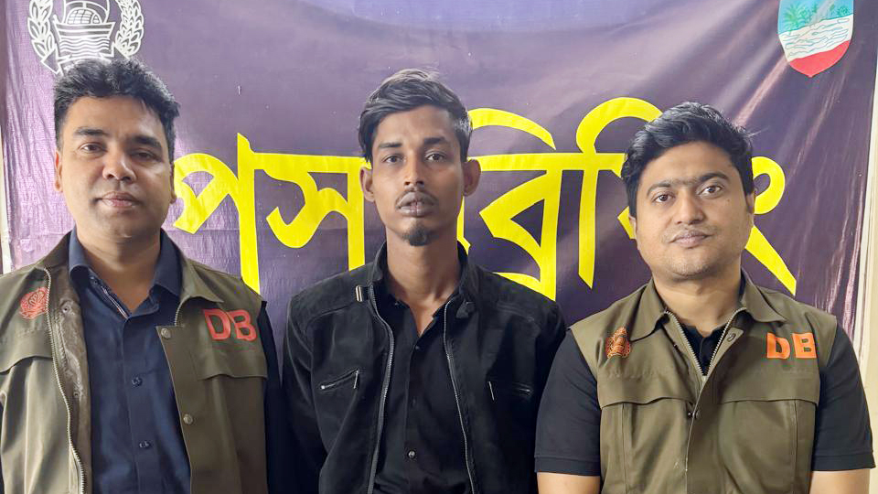 যশোরে বিএনপি নেতা আলমগীর হত্যায় মনিরুল নামে আরেক যুবক আটক