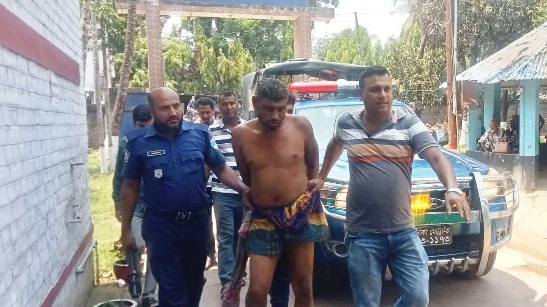 মাইকে ঘোষণা দিয়ে মব সৃষ্টি করে পুলিশকে মারধর, আসামি ছিনতাই