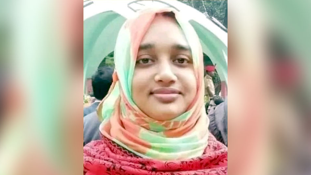 ইবিতে মায়ের ক্যাম্পাসে বাবার সঙ্গে গেল চার সন্তান, অংশ নিল মানববন্ধনে