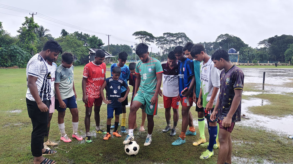 ঈশ্বরগঞ্জের মাঠে ফুটবলের স্বপ্ন বুনছেন যুব সাফজয়ী অধিনায়ক আসিফ