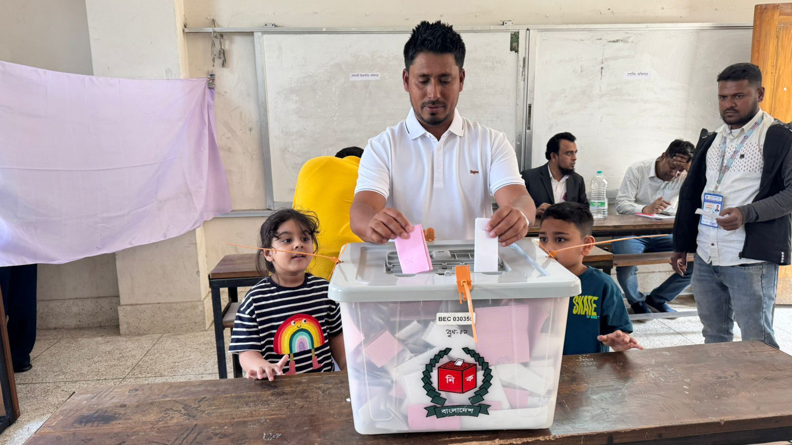 সন্তানদের সঙ্গে ভোট দিলেন আশরাফুল, মারুফা-আকবরদের প্রথম ভোট