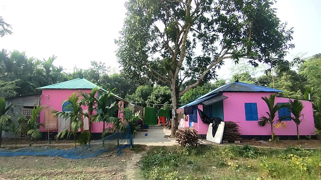 মনিরামপুর উপজেলার হরিহরনগর ইউনিয়নের মধুপুর গ্রামে ২২টি ঘরের আশ্রয়ণ প্রকল্প। ছবি: আজকের পত্রিকা