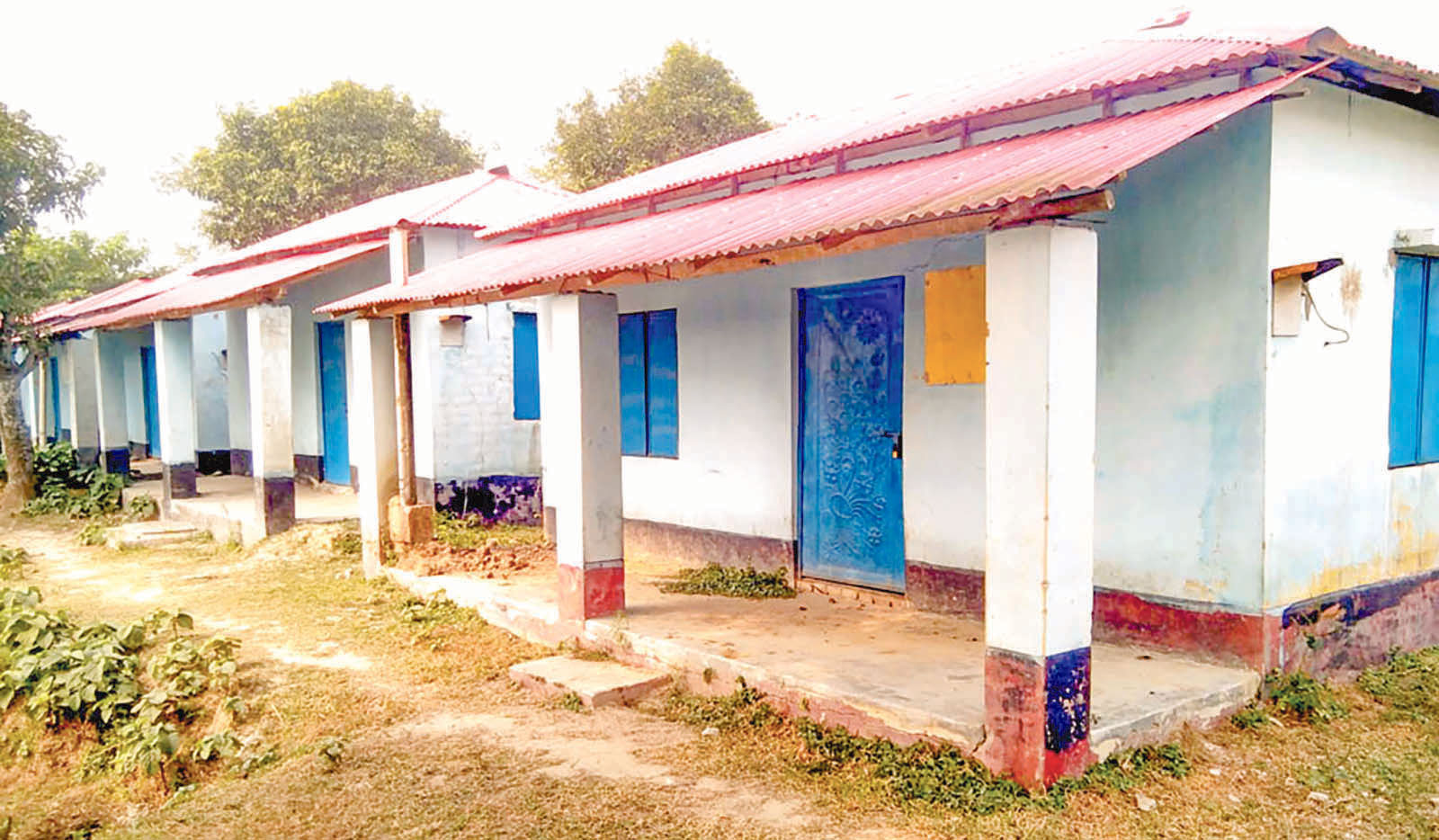 ফুলবাড়ীর আশ্রয়ণ প্রকল্প: ঘর আছে, বাসিন্দা নেই