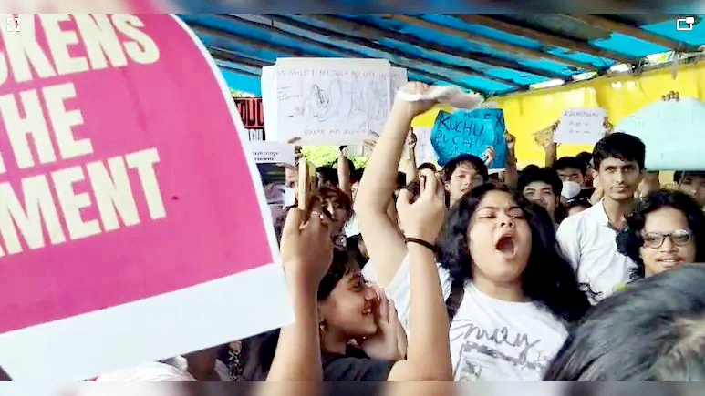 শিক্ষার্থীদের বিক্ষোভে আসামের মন্ত্রীর মেয়ে, মোদির পদত্যাগ চেয়ে স্লোগান