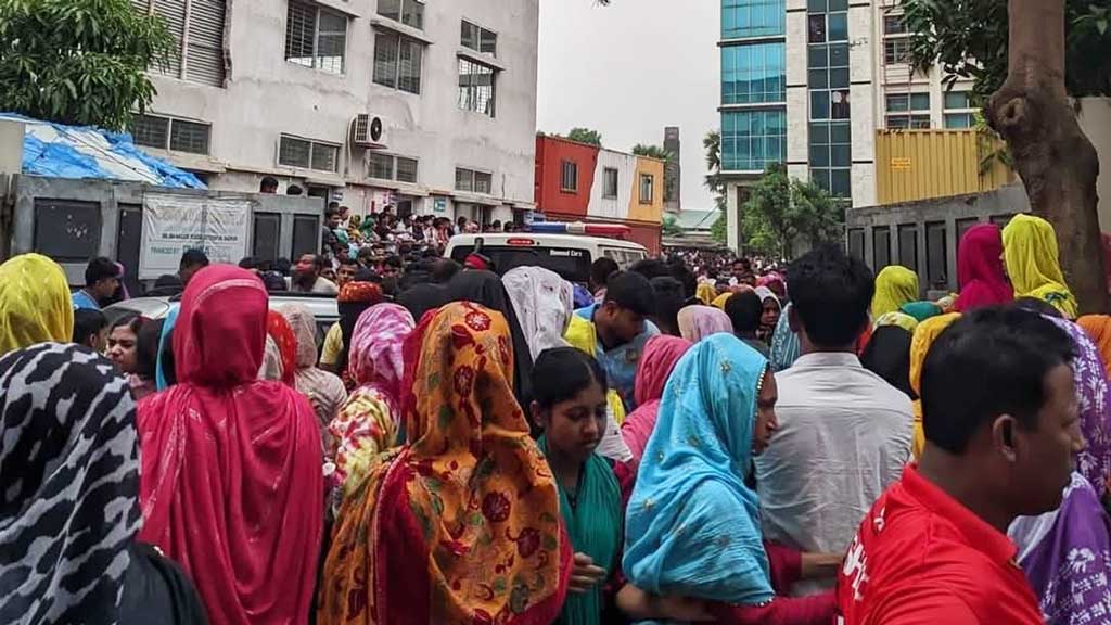গাজীপুরে পানি পান করে এক কারখানায় দুই শতাধিক শ্রমিক অসুস্থ, ছুটি ঘোষণা