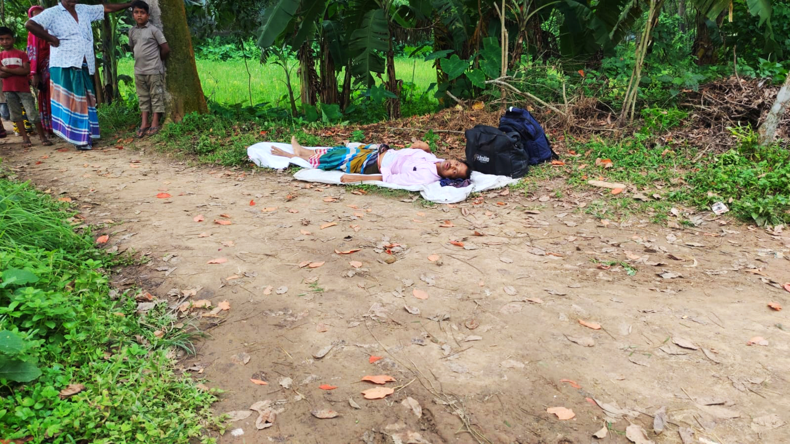 অসুস্থতার কাছে হার মানল পারিবারিক বন্ধন: পথে ফেলে গেল স্বজন