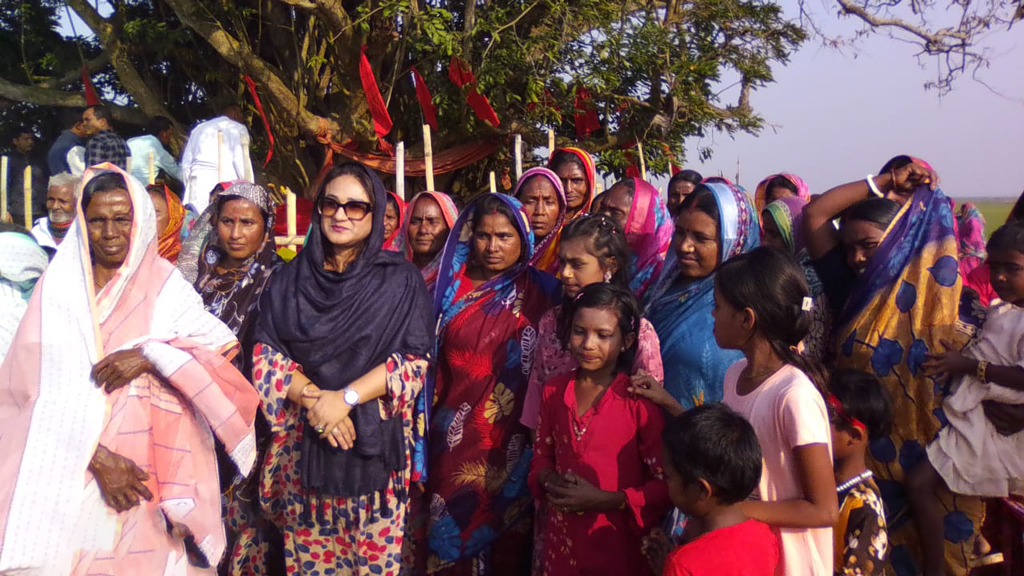 অষ্টগ্রামে স্বতন্ত্র প্রার্থী রেহা কবিরের গণসংযোগ