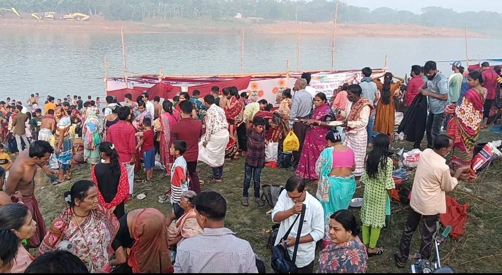 হোসেনপুরে অষ্টমী স্নানে পুণ্যার্থীর ঢল