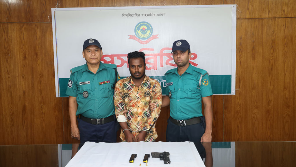 থানা থেকে লুট করা পিস্তল-গুলি মিলল কাভার্ড ভ্যানের চালকের কাছে