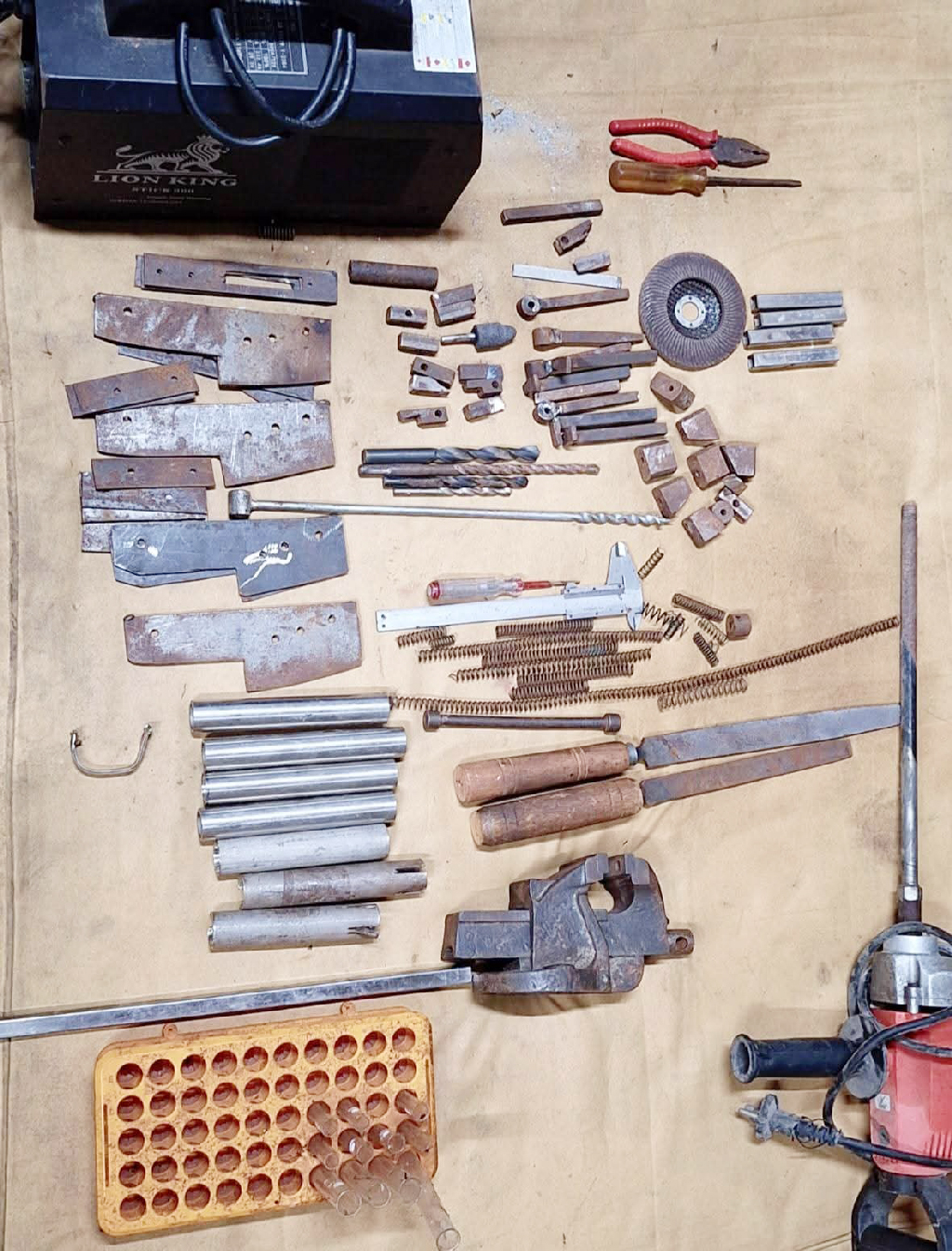 মুন্সিগঞ্জে অবৈধ অস্ত্র তৈরির কারখানায় যৌথ অভিযান, সরঞ্জাম উদ্ধার