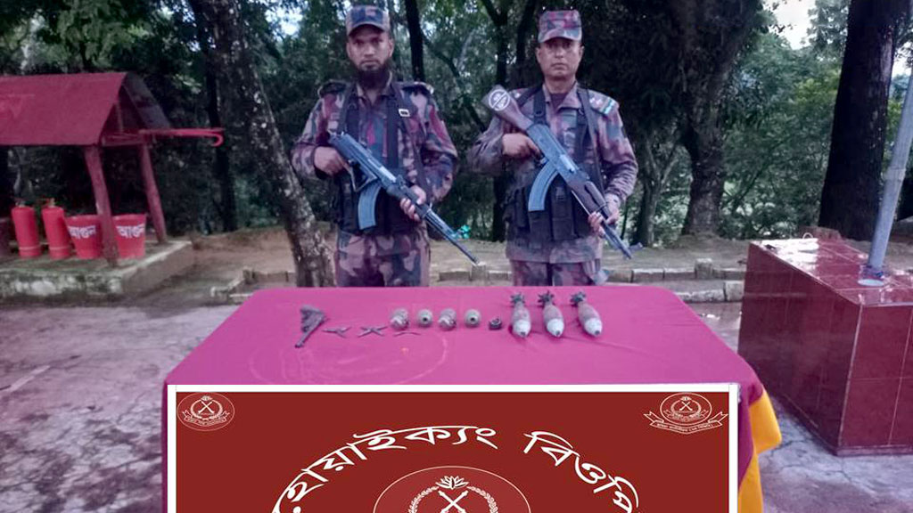 টেকনাফ সীমান্তের জঙ্গলে পড়েছিল পিস্তল, মর্টার শেল, গ্রেনেড ও গুলিভর্তি ব্যাগ