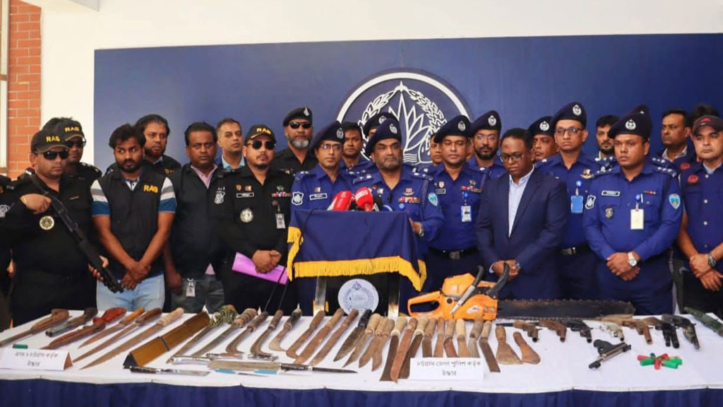 রাউজানে যৌথ অভিযানে দেশি-বিদেশি আগ্নেয়াস্ত্র উদ্ধার, গ্রেপ্তার ৫