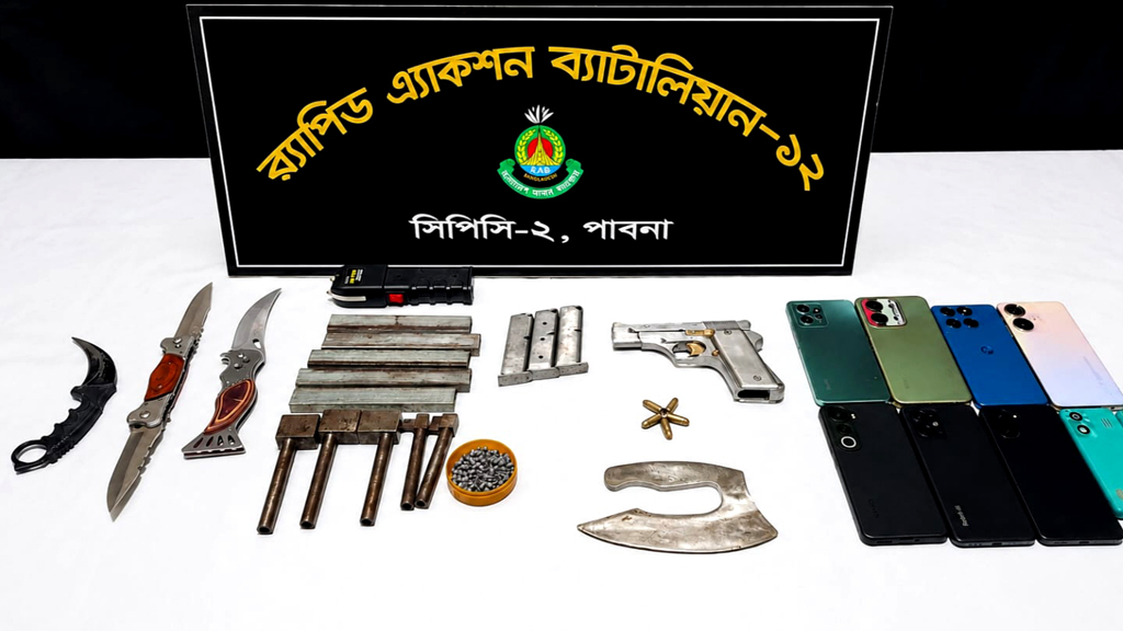 ঈশ্বরদীতে অস্ত্র-গুলিসহ আটক ৪