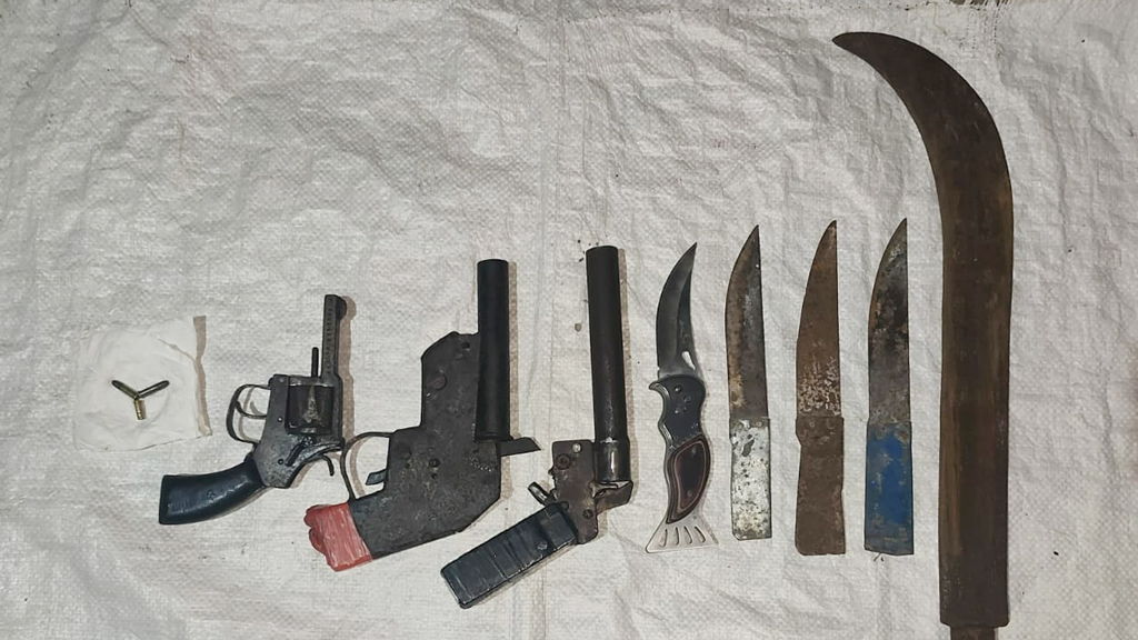 রাজমিস্ত্রির বাড়ি থেকে অস্ত্র-গুলি উদ্ধার