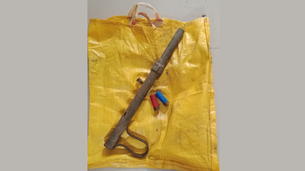 রান্নাঘরে ঝুলন্ত ব্যাগে পাইপগান ও কার্তুজ