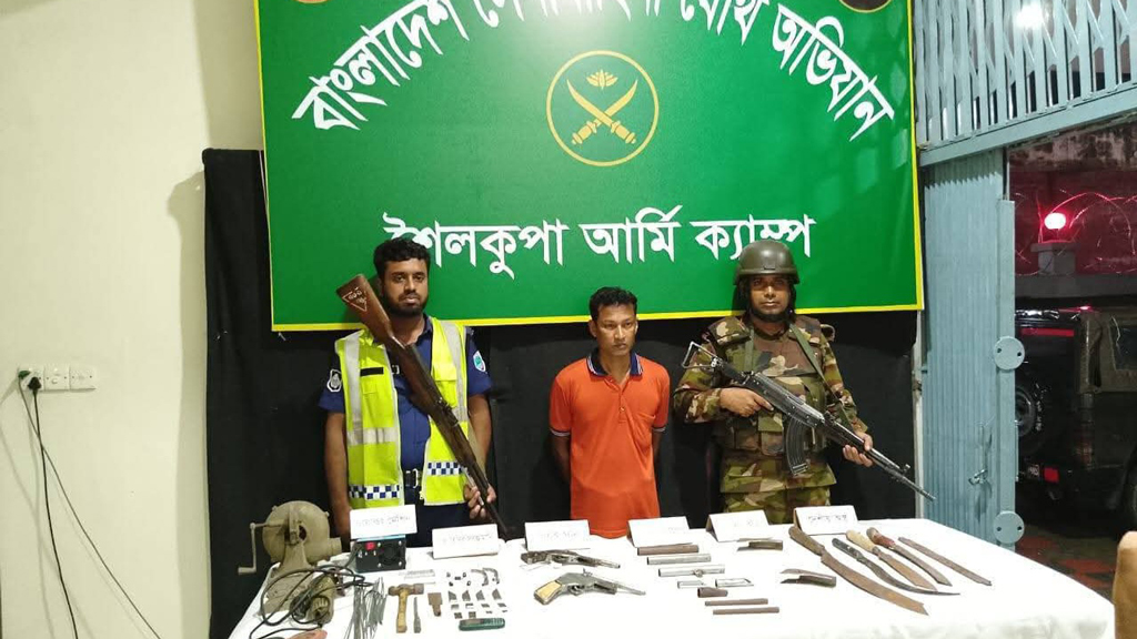 শৈলকুপায় দেশি-বিদেশি অস্ত্র-সরঞ্জাম উদ্ধার, আটক ১