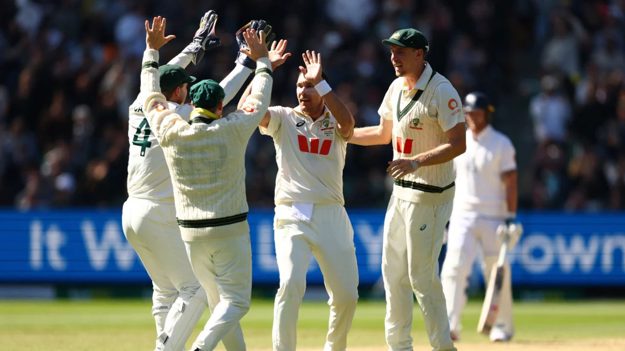 মেলবোর্নে প্রথম দিনে দুবার ব্যাটিংয়ে অস্ট্রেলিয়া, বিপদে ইংল্যান্ড