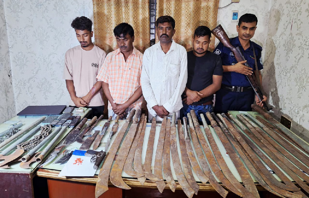 গাইবান্ধায় দেশীয় অস্ত্র, মাদকসহ গ্রেপ্তার ৪