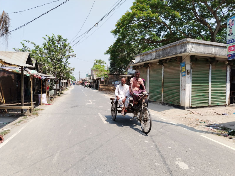 মাদারীপুরের শিবচরের রাস্তায় ব্যাটারিচালিত ভ্যান। ছবি: আজকের পত্রিকা
