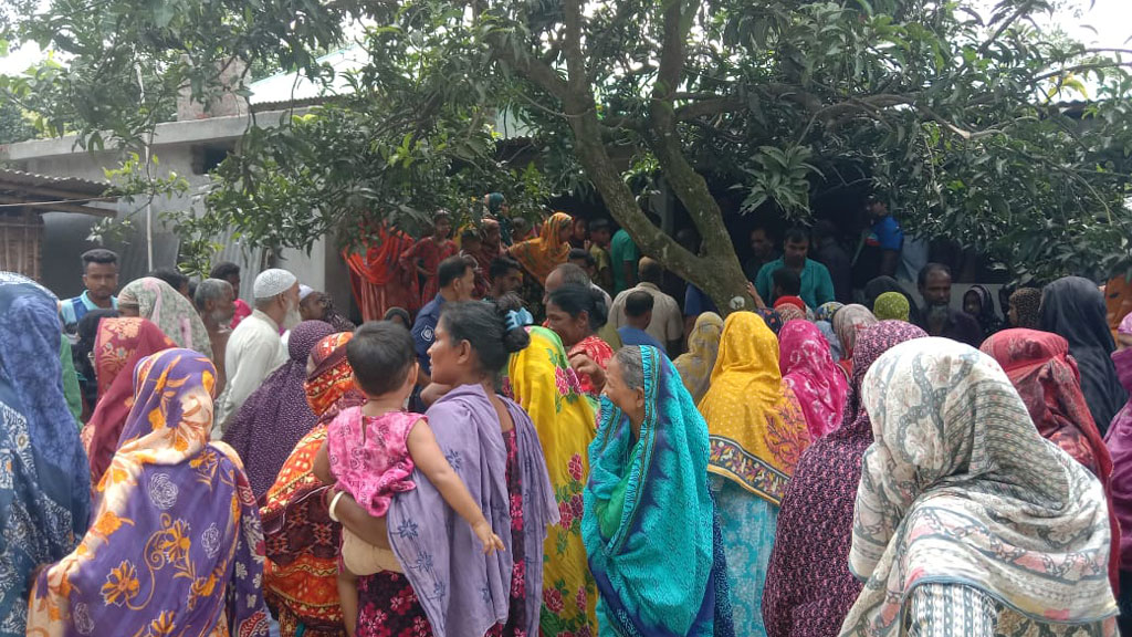চার্জার খোলার সময় বিদ্যুতায়িত হয়ে অটোরিকশাচালকের মৃত্যু