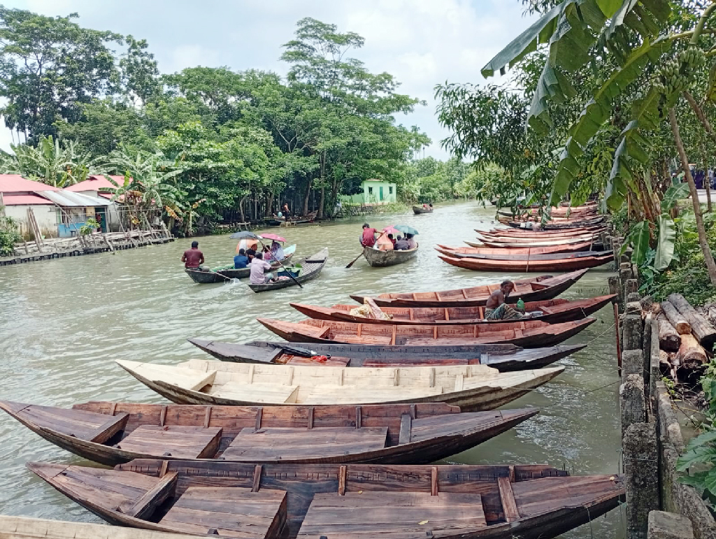 দেড় শ বছর ধরে টিকে আছে আটঘরের ডিঙি নৌকার হাট