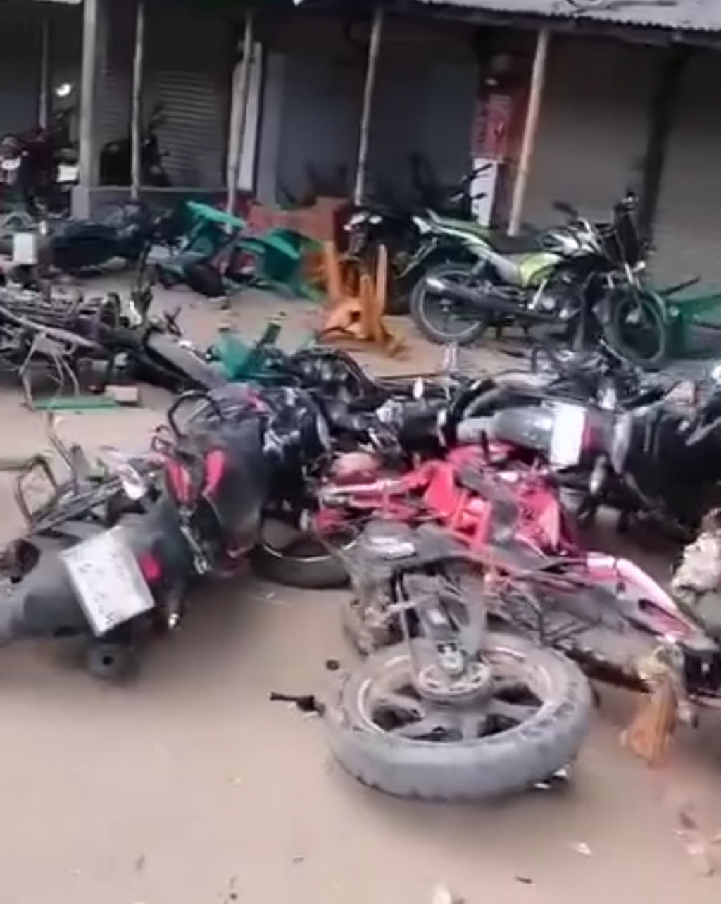 আটঘরিয়া দেবোত্তর বাজারে বিএনপি ও জামায়াতের সংঘর্ষে ভাঙচুর করা মোটরসাইকেল। ছবি: আজকের পত্রিকা